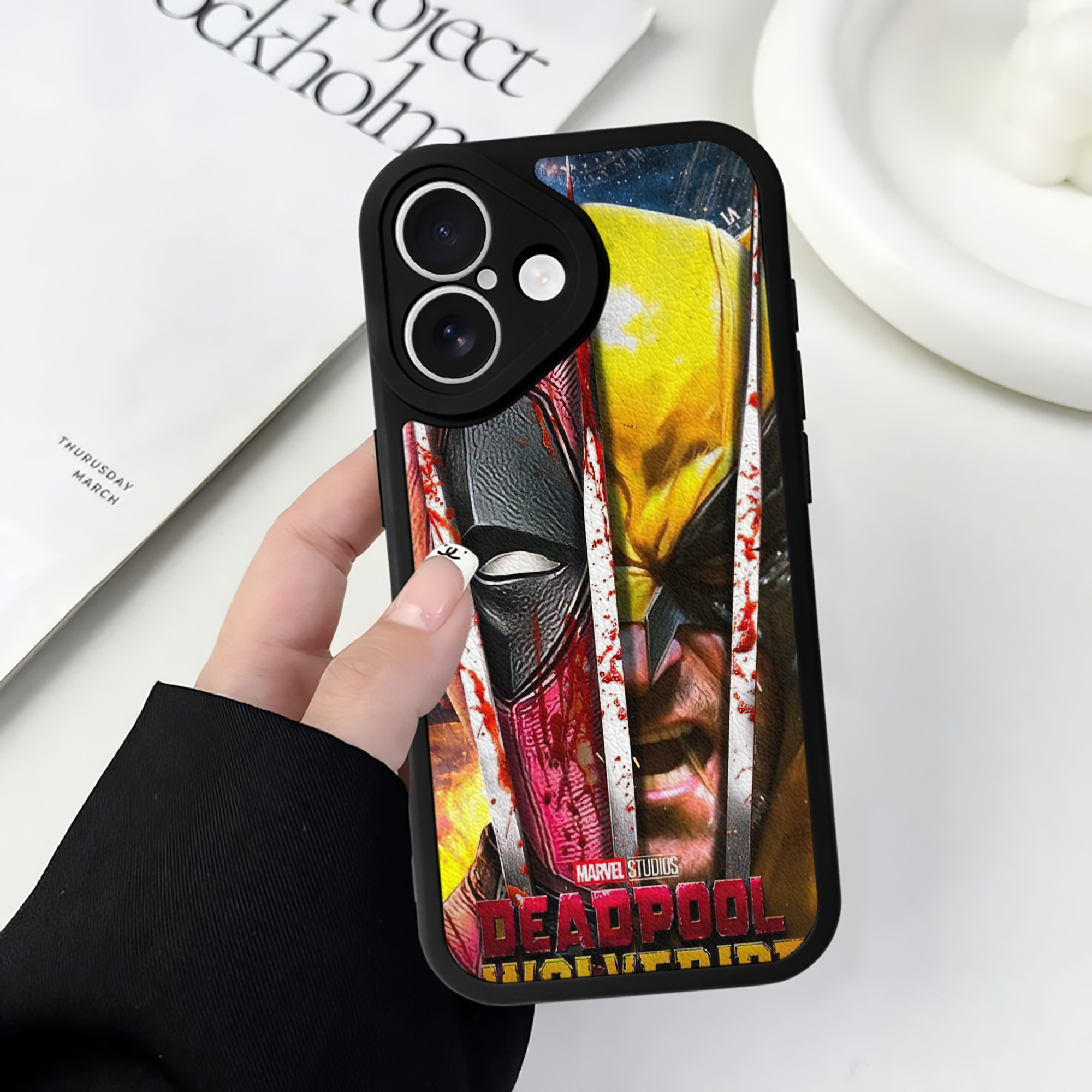 （画像用） Deadpool デッドプール 【iPhone 16シリーズ対応】シリコンスマホケース（レザー調） 材質：シリコン